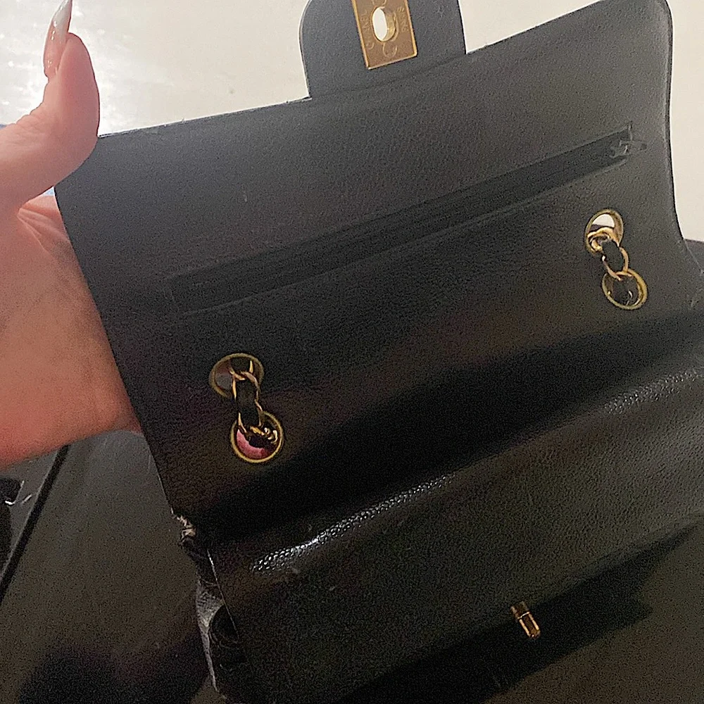 Classic 8.5x6 CHANEL®️CAViAR bag with gold chain to wear crossbody or shoulder. - Picture 5 of 11